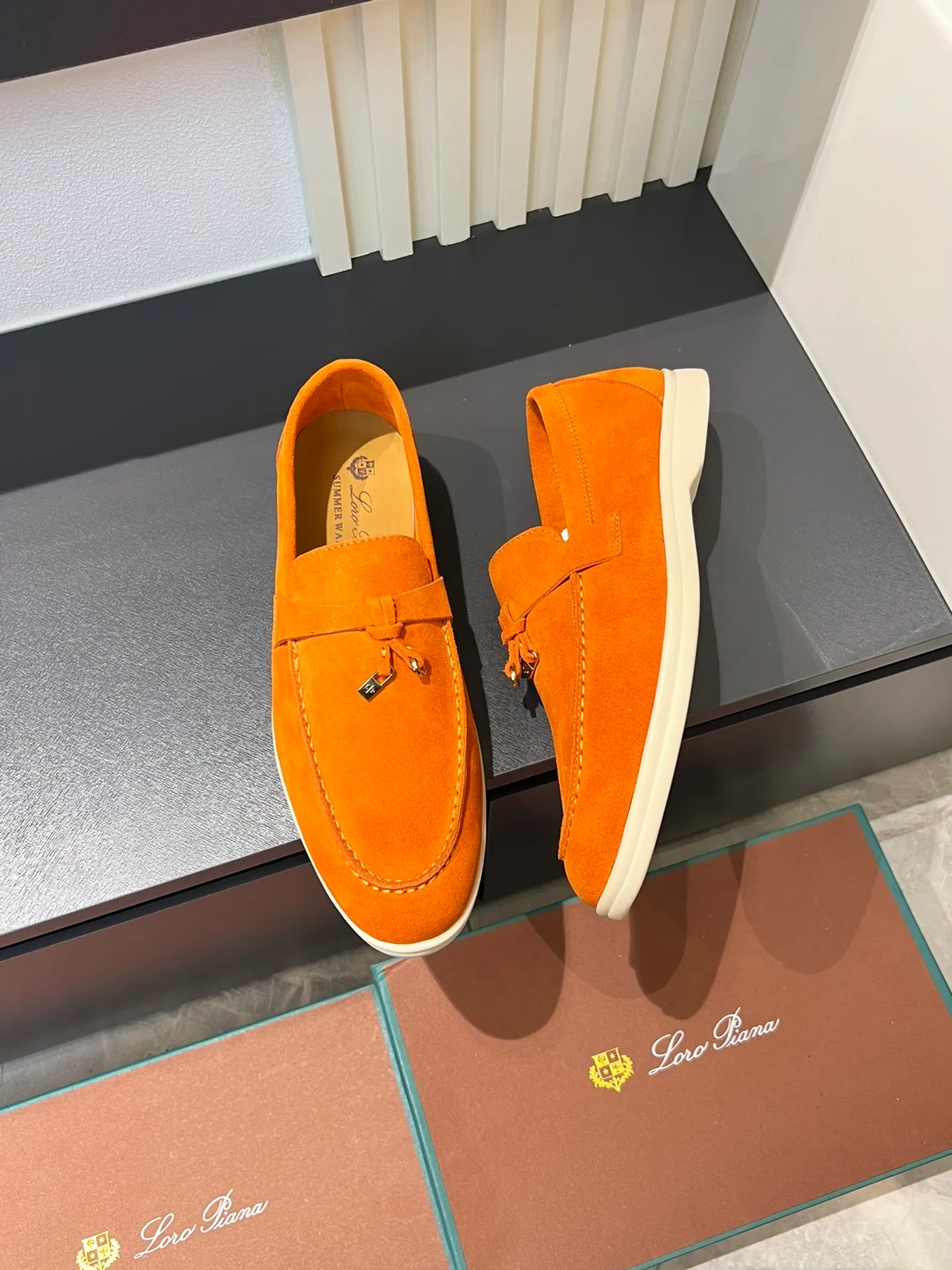 Men's shoes 💰p360 "Loro men's shoes 💰pian'*" Classic L men's shoes for couples 💰p Top version British flat loafers, a must-have item in old money style, the minimalist design is eye-catching and durable, a plus point for dressing The soft foot feel and texture are outstanding. They don’t scratch your feet and are very nice. They are matched with soft and waxy soles. They can be worn daily for a long time without getting tired. They are easy to wear, versatile and classic items, with perfect foot feel and texture! Imported cashmere fabric, the lining is made of imported A-grade water-dyed cow lining, the top version of the genuine leather midsole is sewn with pure handmade mark thread! Size: Female 35-40 (34. Customized) Male 38-44 (45.46. Customized)